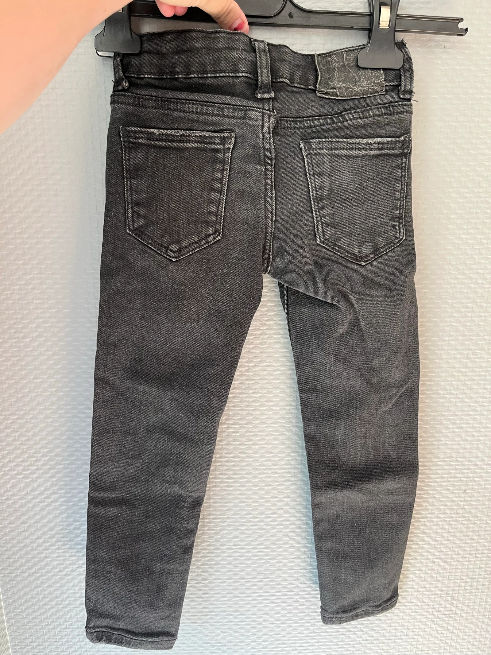 Jean skinny negro desgastado Kiabi 3 años (90-97cm) - Ligero blanqueamiento en la rodilla – photo 2